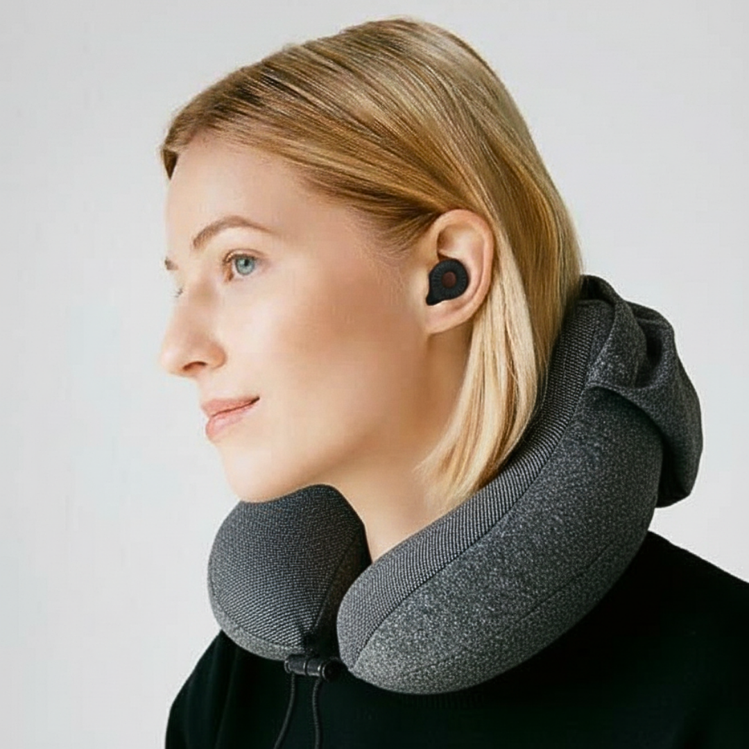 כרית צוואר עם קפוצ'ון + זוג אטמי אוזניים | Travelle Solo Kit