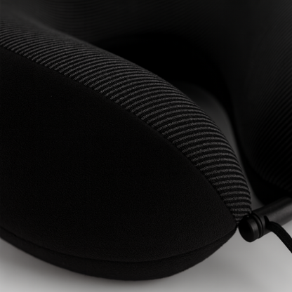 כרית צוואר עם קפוצ'ון | Travelle HOODIE